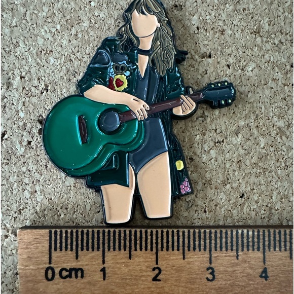 Taylor Swift Pin - Picture 3 of 3